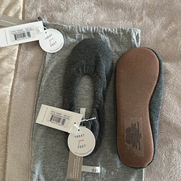 Skin Worldwide 100% Cashmere Slippers with Suede Sole - Picture 4 of 5